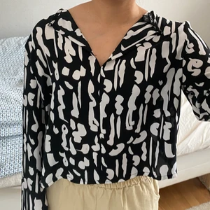Mönströd blus monki strl 44 - Snygg blus köpt på Monki i strl 44. 