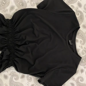 Tshirt - Fin tshirt från gina med smalare midja, knappt använd så bra skick! Strl M men passar mig som har XS/S. Kan mötas i linköping eller så står köparen för frakten