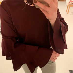 Tröja med volangärmar - En jättefin marinröd tröja med volangärmar. Jättebra skick!!🤎🤎