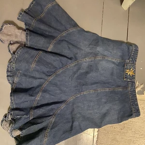 Jeanskjol med volanger - Säljer denna jeanskjol (100%bomull) med diagonala volanger som är skitsnygg med bara en tisha och kängor. Köpt på second hand men endast använd ett fåtal gånger. Möts upp i Gbg eller så betalar köpare frakten.💕