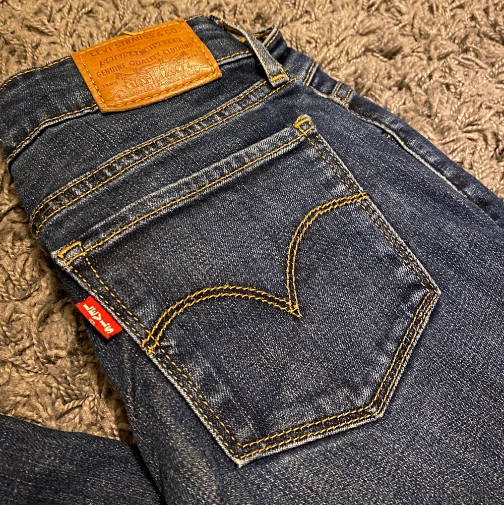 Frakt ingår i pris! 💙💙skitsnygga äkta Levis jeans ”715 bootcut”, sparsamt använda! Storlek 24. Jeans & Byxor.