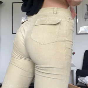 Manchester-byxor - Säljer dessa härliga byxor i Manchestertyg slutar strax oranger fotknölen på mig som är 177cm lång. Säljer pga. flytt ☺️ Mina mått hittar ni i min profil om ni är osäkra om plagget kommer att passa er! ❤️