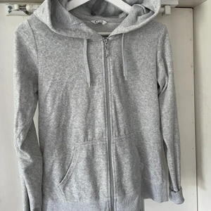 Huvtröja - Ljusgrå huvtröja med dragkedja från Cubus i storlek S, nyskick.
