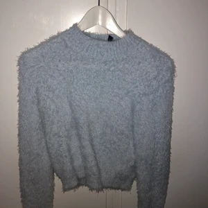 Blå flufftröja - Jätteskön blå fluffig tröja från hm, det är storlek M men väldigt tajt i storleken samt en magtröja och passar en xs/ 