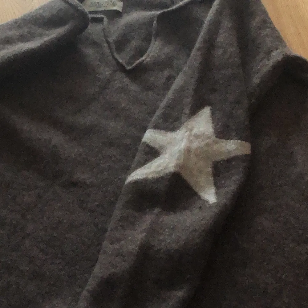 Säljer den här snygga och populära tröjan som jag köpt här på plick. Den är mörk grå med ljusgråa stjärnor på armbågarna. Storlek S men känns lite som en XS. Säljer eftersom jag inte använder den så mycket.💕frakten ingår inte! om fler är intresserade blir det budgivning.💞. Tröjor & Koftor.