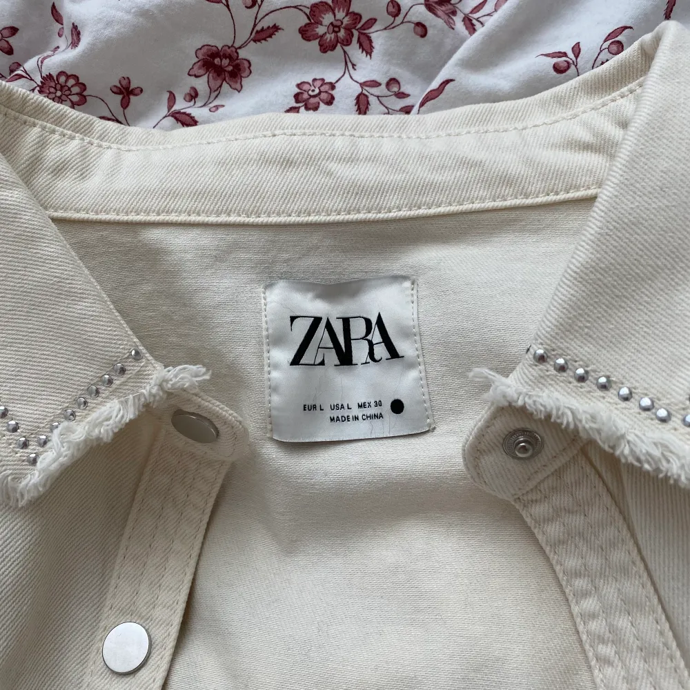 Den populära fringe jeansjackan från Zara i vit! Supersnygg men har inte kommit till använding hos mig. Använd en gång. . Jackor.