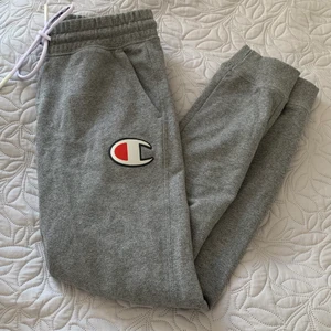 Champion mjukis byxor  - Säljer mina fina mjukisar pågrund av att dom är för små. Har aldrig använt dom och dom är i väldigt bra skick. Skriv om ni vill ha fler bilder eller har frågor✨🤍