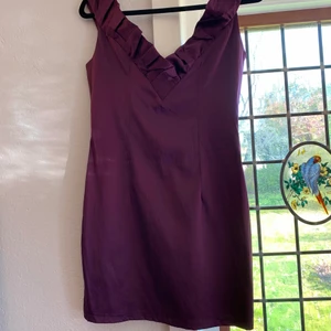 Kort Lila klänning i nytt skick. Aldrig haft på!  - Fin kort lila klänning. 