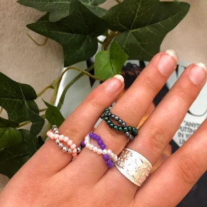 Handgjorda pärlringar - Handgjorda pärlringar som går att få i massor av olika färger och storlekar! Så fin detalj till en outfit i sommar! 🦋