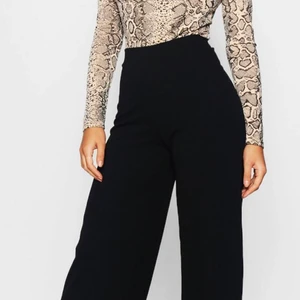 Byxor i färgen svart och hög midja  - Ett bar byxor med hög midja. Har knappt använt dessa.  Orginal pris 360kr. Dessa är storlek 40 och är för stora för mig. Dessa passar de med längden 170 ungefär 