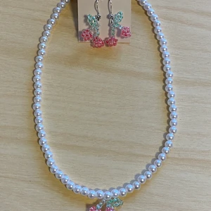 🤍🍒Körsbärs smycken🍒🤍 - Körsbärs halsband och örhängen, dom kan antingen köpas separat för 30kr (halsband) 50kr (örhängen) eller i kit för 65kr exklusive frakt. Det finns att välja i andra färger eller andra längder🍒🤍
