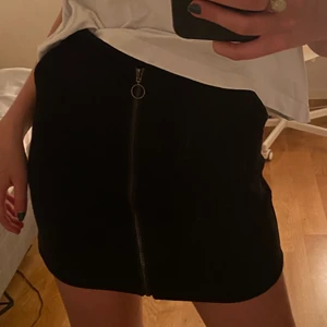 Svart kjol - Svart mocka kjol med dragkedja. Köpt för ca 1 år sen men aldrig kommit till användning, väldigt fint skick. Nypris ca 250kr, säljer för 40kr.🤩