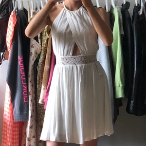vit klänning - vit halterneck-ish klänning med öppen rygg! stängs med blixtlås bak och knyts i nacken✨✨ perfekt till student eller likanade😙💞 aldrig använd!