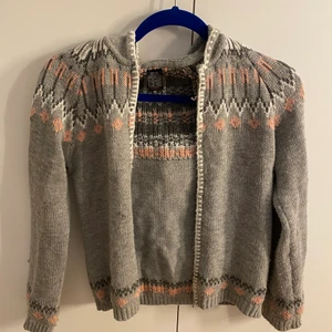 zip up hoodie  - Jättesöt zip up hoodie som tyvärr har blivit för liten för mig. Barn storlek 146/152 men passar även xs