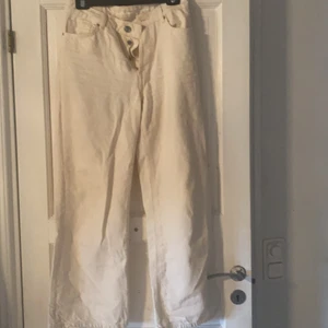 Bikbok - Jätte fina vit/beige jeans, andvända Max 5 gånger. Inte så jätte långa, vida, dem är för små för mig men önskar dem hade passat 