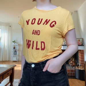 Jättemjuk gul topp - En gul t-shirt från H&M gjort av otroligt mjukt material! Frakt 45 kr 🌿 Finns i Västerås och tillfälligt Malung. 