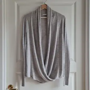 Grey cardigan from H&M. Very soft material 🥰 You can wear it two ways! You can fasten the buttons on the sides or let it loose so you get two looks 😃 Used only 1-2 times so in perfect condition! 😃 Size M.
