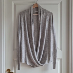 Grey H&M wrap waterfall cardigan - Grey cardigan from H&M. Very soft material 🥰 You can wear it two ways! You can fasten the buttons on the sides or let it loose so you get two looks 😃 Used only 1-2 times so in perfect condition! 😃 Size M.