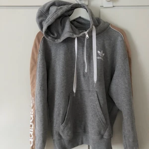 Adidas hoodie  - Adidas luvtröja i storlek 34, är oversized på mig som normalt är storlek xs.