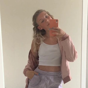 Jack tröja  - En dragkedje ”jacka” i en jättefin rosa färg, superfin till sommaren när man är brun att slänga över någon fin topp eller liknade! Passar både till vardags som till fest ;) 😊