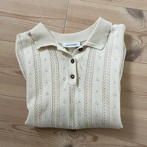 Fin topp - Säljer denna topp/t-shirt från monki då jag inte använder den så mycket. Frakt ingår ej💖