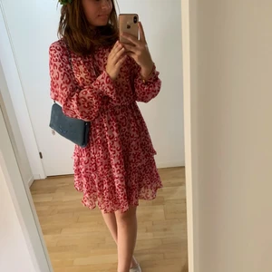 Jätte söt klänning!! - Använd en gång! Storlek 38 men funkar på mindre också!! Super fin nu till sommaren! Fin med en stickad tröja över 💕💘😇hör av er vid intresse 💕 budet ligger på 310kr