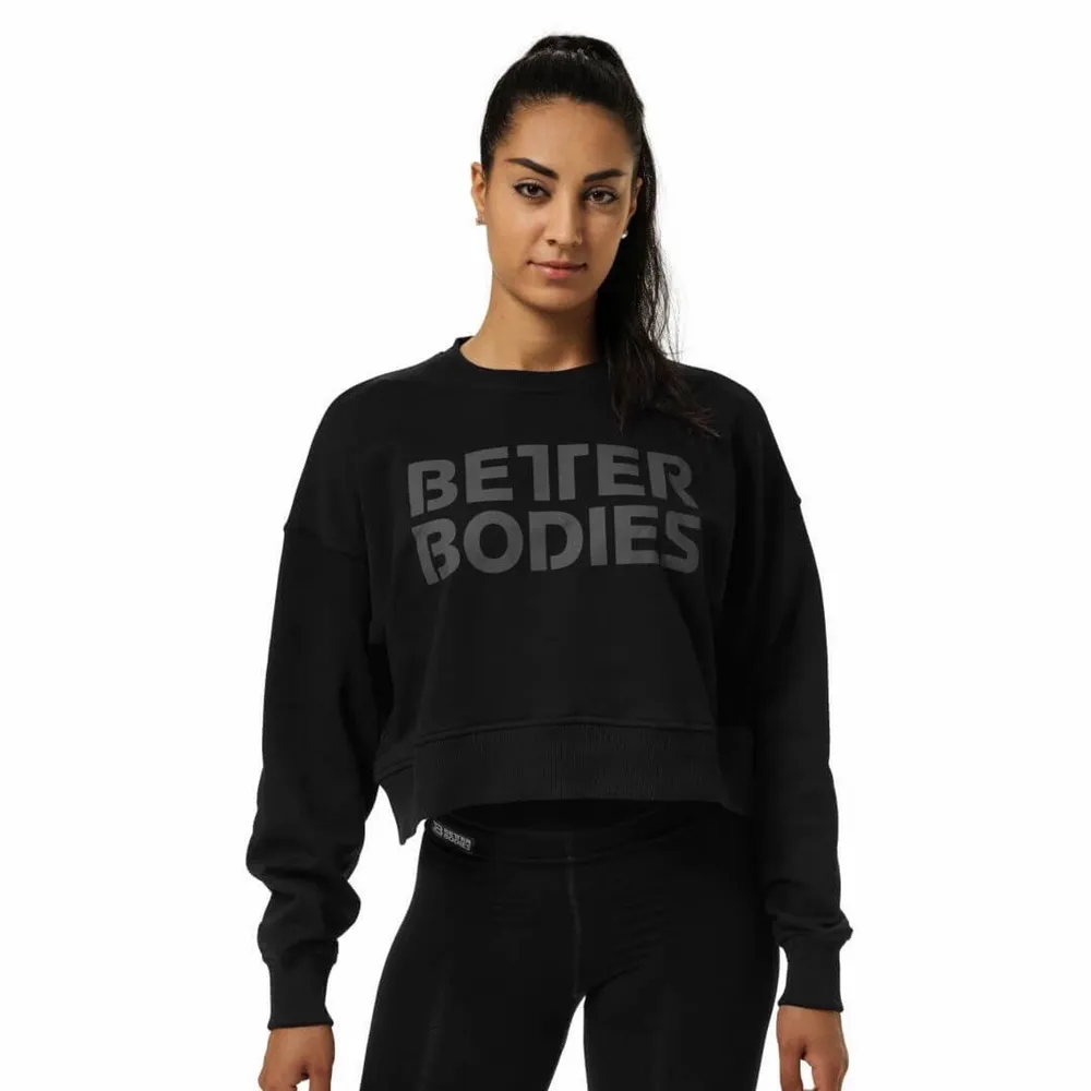 SUPERSNYGG och extremt skön croppad sweater från Better Bodies (Chelsea Sweater) i svart färg! Oversized modell! Använd max 5 gånger, så den är i bra skick😄 Ordinarie pris 399kr!. Hoodies.