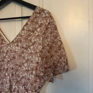 Blommig klänning NA-KD 🌸  - Supersöt somrig klänning från NAKD i storlek S/36. Aldrig använd. Köparen står för frakt! 🌸