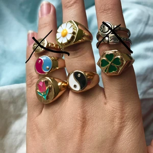Y2k ringar  - Alla ringar på bilden säljs separat. Alla som finns kvar kostar 30kr. Inte rostfria. Svartvita ying & yang och daisy har tappat lite färg på sidan, se sista bilden.❤️