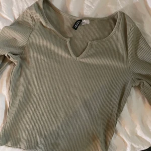 Topp från H&M - Söt topp från H&M i skit fin grön färg, använd en gång. Skriv för fler bilder!💕 frakt tillkommer på ca 45kr