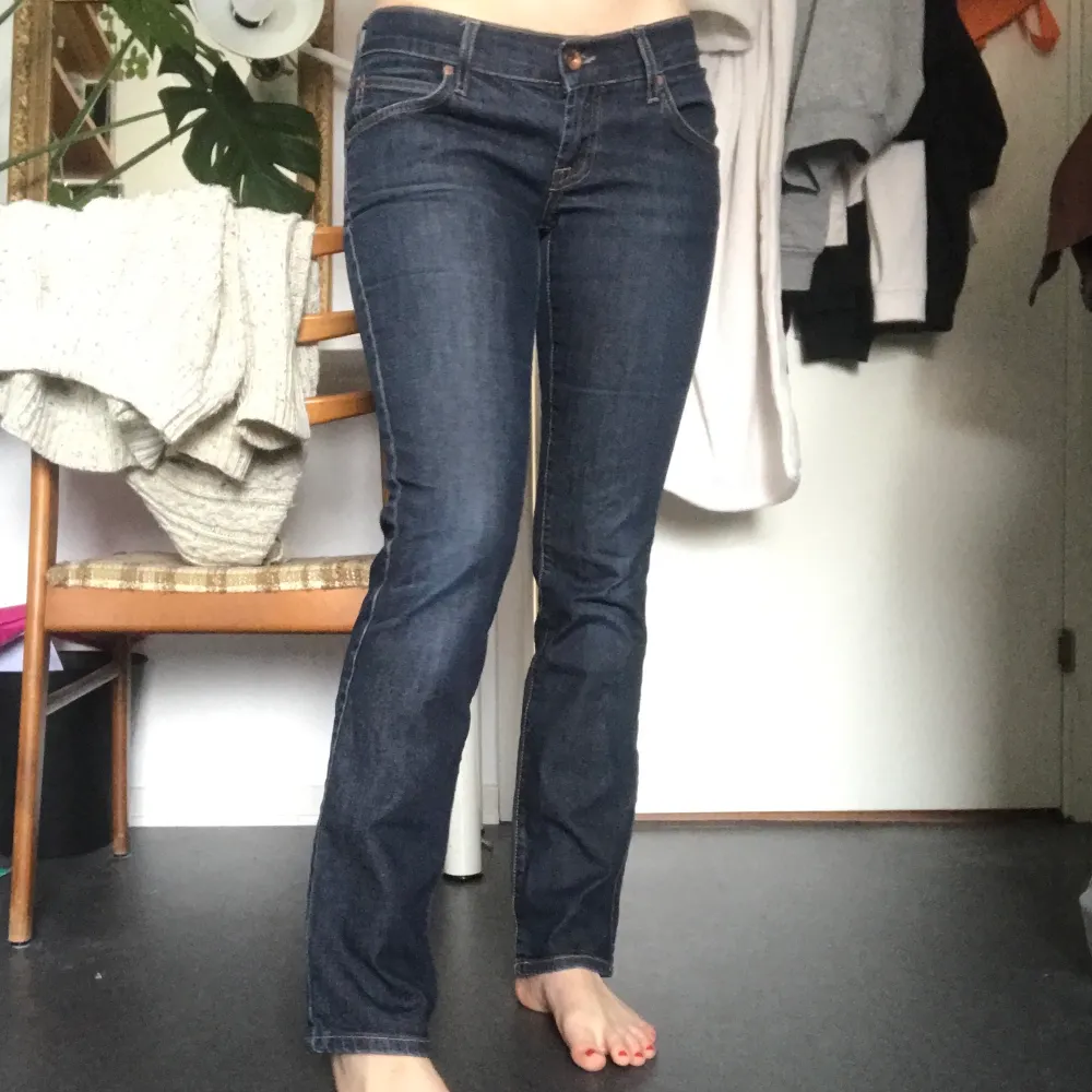 Superfina lågmidjade jeans! Säljer vidare då de inte var den modellen jag trodde... storlek 29, innerbenslängd ca 78cm. Jag är 165cm. Bra skick. skriv om ni vill ha fler bilder, mått osv 🌟. Jeans & Byxor.