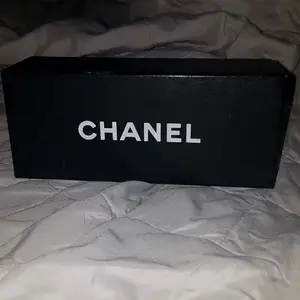 En söt Chanel box 18cm × 6cm som det en gång i tiden var solglasögon i men himla fin att ha som dekoration om inte annat ;)