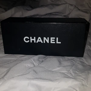 Chanel box - En söt Chanel box 18cm × 6cm som det en gång i tiden var solglasögon i men himla fin att ha som dekoration om inte annat ;)