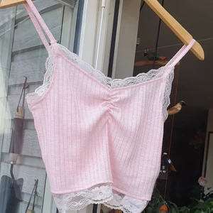 Linne topp - I mycket bra skick och användade en gång. Passar xs_ s och stretcher bra till summer och matcherar till allt. Finns fler bilder och köpare står på frakt.bud I kommenterna 