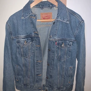 Levi’s jeansjacka  - Strl: XS, men är stor i storleken. Använd fåtal gånger. Inga fläckar eller skador. 