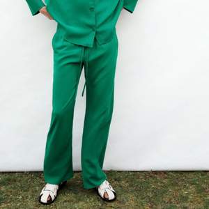 Säljer dessa gröna byxor från Zara i storlek XS! Jag är 164 cm lång för referens. 250kr exklusive frakt! 
