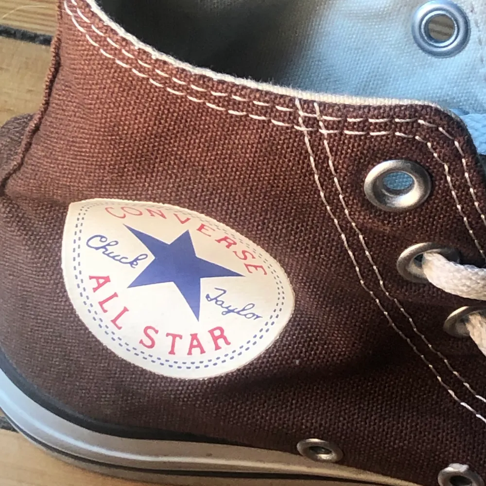 Säljer dessa jätte snygga och trendiga bruna Converse. De är använda men har inga fel/ märks knappat! Buda elr köp direkt för 600kr. Skor.