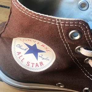 Bruna Converse  - Säljer dessa jätte snygga och trendiga bruna Converse. De är använda men har inga fel/ märks knappat! Buda elr köp direkt för 600kr