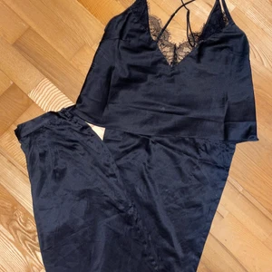 Anna field pyjamas - Jätte söt pyjamas som tyvärr aldrig kommit till användning då den var för liten :( Toppen är korsad i ryggen och V-ringad med spets därframme. Byxorna är vida, med fickor och resår i linningen. Hör av dig vid intresse 💕