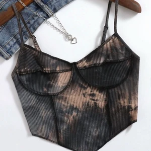 Tie-dye ribbad topp - Helt oanvänd, snygg topp. Säljer för att den är för stor för mig med lite mindre bröst. Det är storlek S men skulle passa bättre på en med storlek M. 