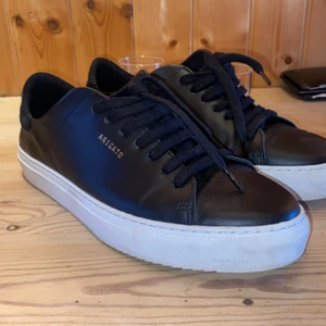 Axel arigato skor - Säljer nu mina Axel arigato sneakers ”clean 90” i storlek 39, använda 2-3 gånger så nästan nya men tyvärr säljer jag dessa nu då de ej används 💗