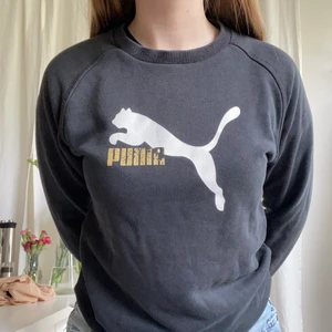 Retro Puma-sweatshirt  - Plagget är ifrån Puma. Strl XS/S. Plagget är retro med lite text som skavt av. (Se första bilden) Den är svart men ser ljusare ut på bilderna. Går bra att vika upp. ( Köparen står för frakt! ) du swishar mig innan jag skickar! 