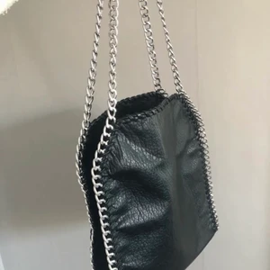 Väska - Säljer denna väska som inte kom till användning från scorett, köpt för 400 och är som ny💕