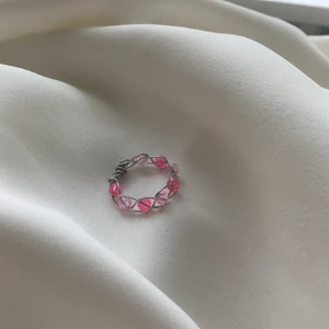 Egengjord🤩 - En egengjord ring av silvrig smyckestråd🥰 Den är inflätad med olika nyanserade rosa pärlor!           stl : S    Den är Nickel fri, Bly fri och Kadium fri🤩