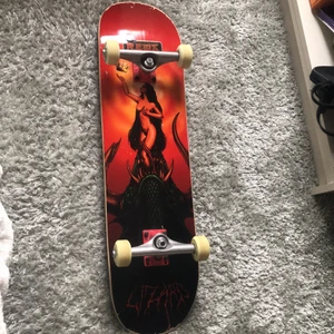 Skateboard - Skateboard i bra skick! Truckar från ”SWEET SKTBS”. Hjul från junkyard. Kommer inte ihåg vilket märke brädan är från. Kan mötas i Stockholm.