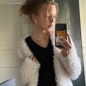 Fluffig kofta från Gina Tricot - Säljer denna TVÄRSKÖNA, krämfärgade koftan från gina som aldrig är använd! 🤍 den är luftig trots det mjuka och tjocka tyget, alltså inte varm! Köpare står för frakt😜