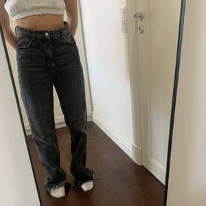 Super fina zara jeans som tyvärr är för stora i midjan och för långa💗 Jag är 1,65 på bilderna