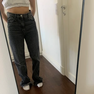 Zara jeans - Super fina zara jeans som tyvärr är för stora i midjan och för långa💗 Jag är 1,65 på bilderna