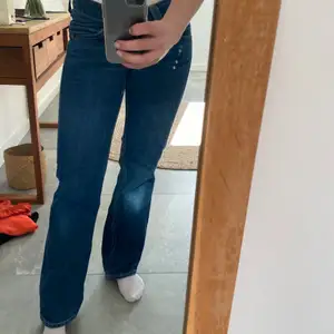 Fina jeans från levis i strl 29/34 men fungerar även till andra storlekar (på bilden bärs de av mig som vanligtvis har 24-27 i midjan och 25-30 i längd). Jeans har en mer straight modell