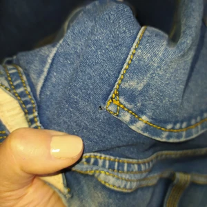 Freddy wr up denim strl M - 7/8 low waist blue denim. Lagning,se bild två mellan mina fingrar. Pyttelitet hål se bild ett. Djur och rökfritt hem, samfraktar gärna så kika in mina övriga annonser 🖤